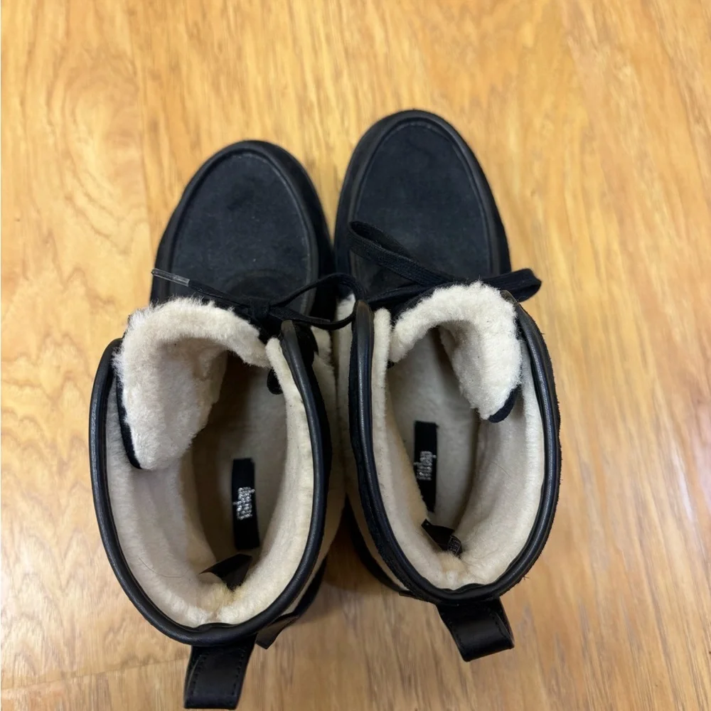 Fitflop Nyssa Genuine Shearling Chukka Boot in Black